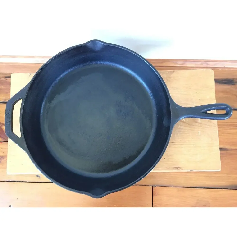 Vtg Lodge 10SK USA Cast Iron Round Corn Bread Skillet #10 Double Pour Spout 12